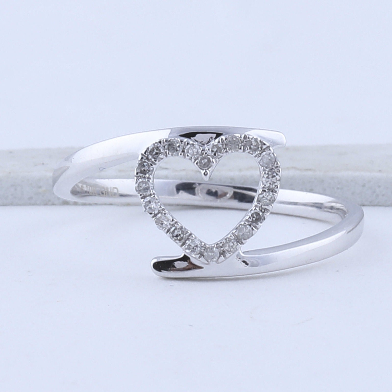 10kt White Gold Womens Round Diamond Held Heart Ring 1/8 Cttw